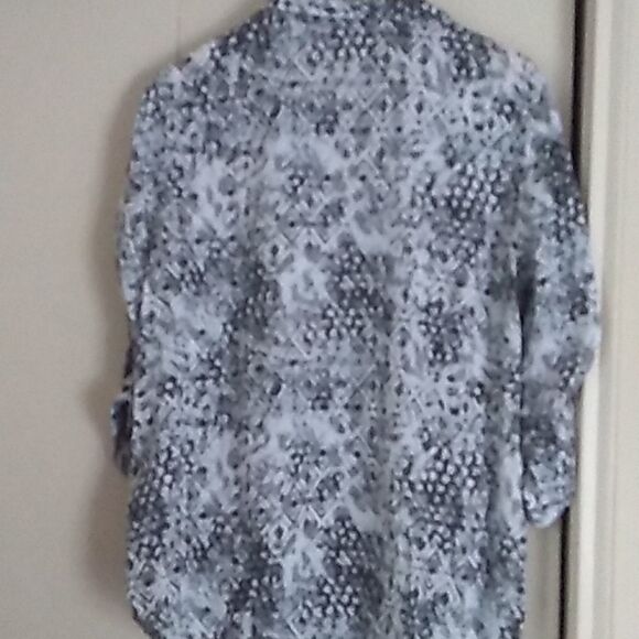 Gloria Vanderbilt button up top - Picture 2 of 14